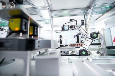 英矽智能自主研发建设的自动化机器人实验室。受访者供图